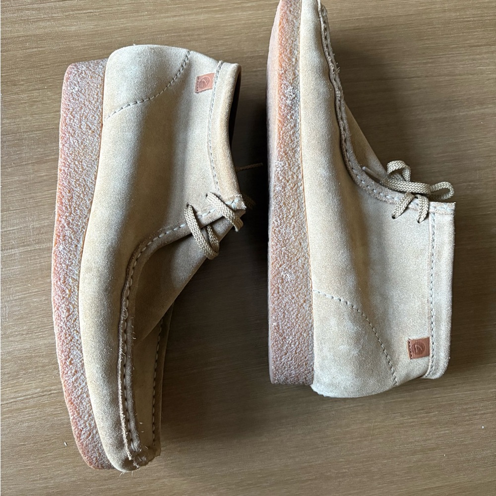 Clarks Tan Wallabees Chukka Boots